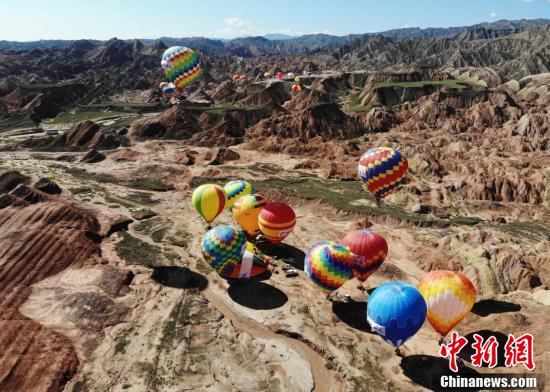 百名运动员乘热气球穿越甘肃张掖七彩丹霞