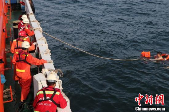 广东惠州海域一船员落水 漂流6个多小时后获救