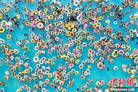 南京民众扎堆戏水“爆棚”冲浪觅清凉