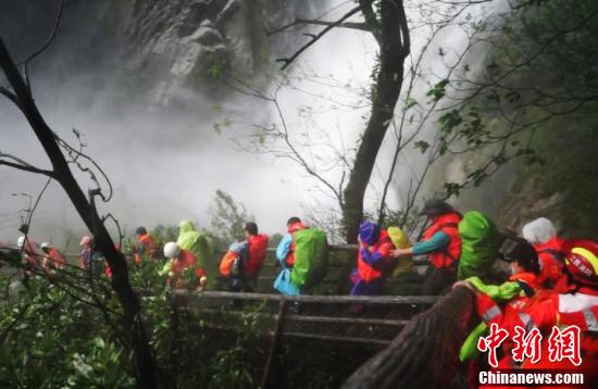 暴雨致江西明月山风景区突发山洪 118名被困游客全部获救