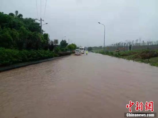 四川自贡遭强降雨致多处滑坡和道路积水