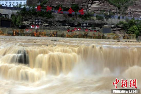 山西临汾黄河壶口瀑布水量持续增大 形成百米长瀑布群