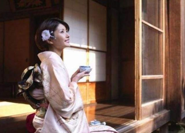 在日本打工的多数中国人为何短短几年就会娶日本女孩? 网友: 现实旅游业